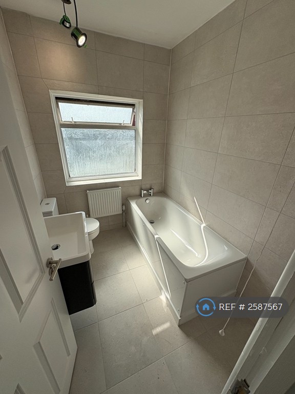 5 bedroom house in Wakemans Hill Avenue, London, NW9 (5 bed) (#2587567)