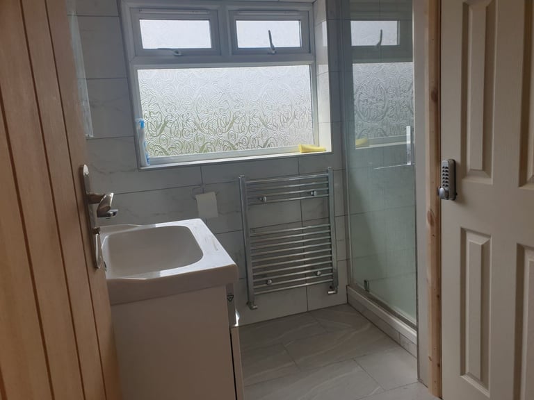 A bright and clean single room - furnished,  available for a professional in HA8 5DH