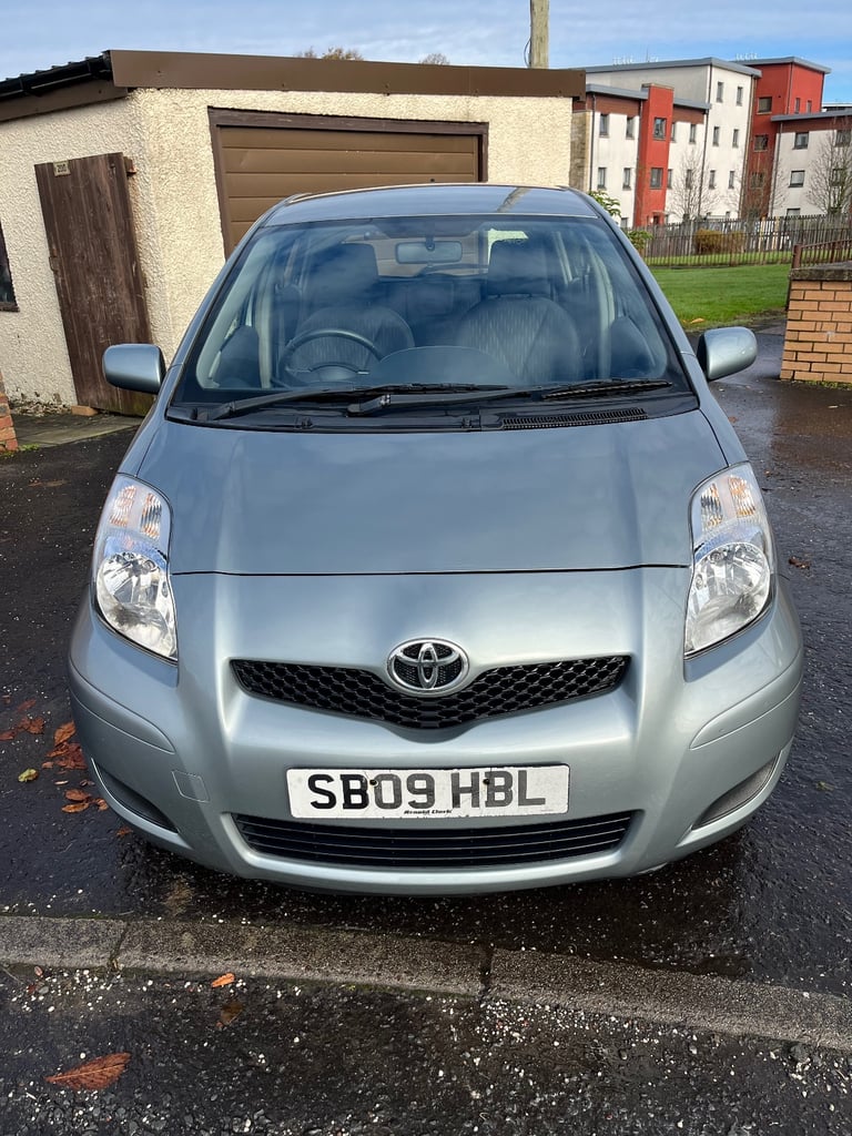 Toyota, YARIS, Hatchback,SILVER,2009, Manual,   1329 (cc), 5 doors, 2 Keys,Family owned from new. 