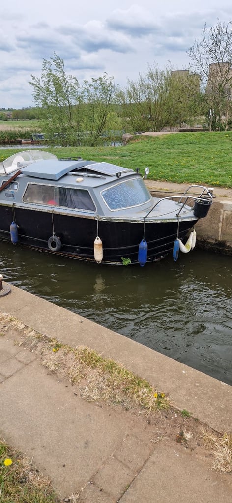 Boat dawncraft 22ft river cruiser 