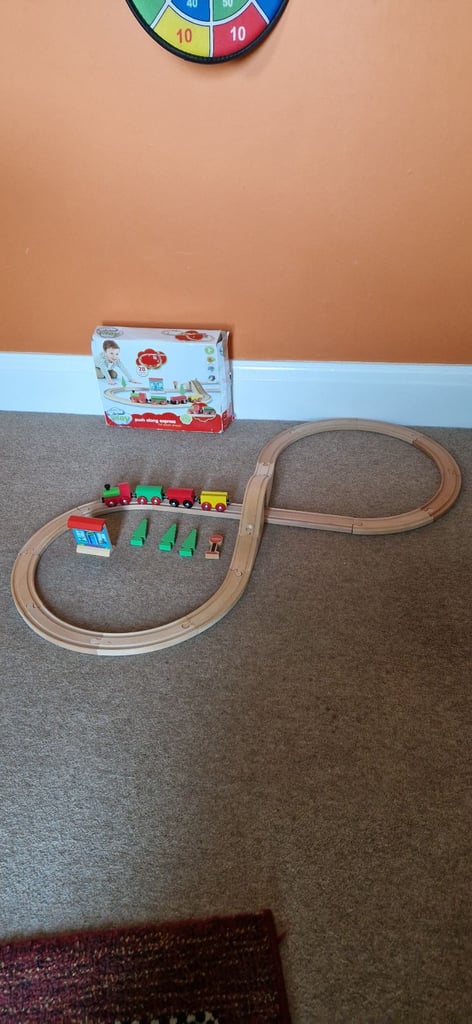 WOODEN TRAIN SET WITH TRAIN AND ACCESSORIES. No 2.