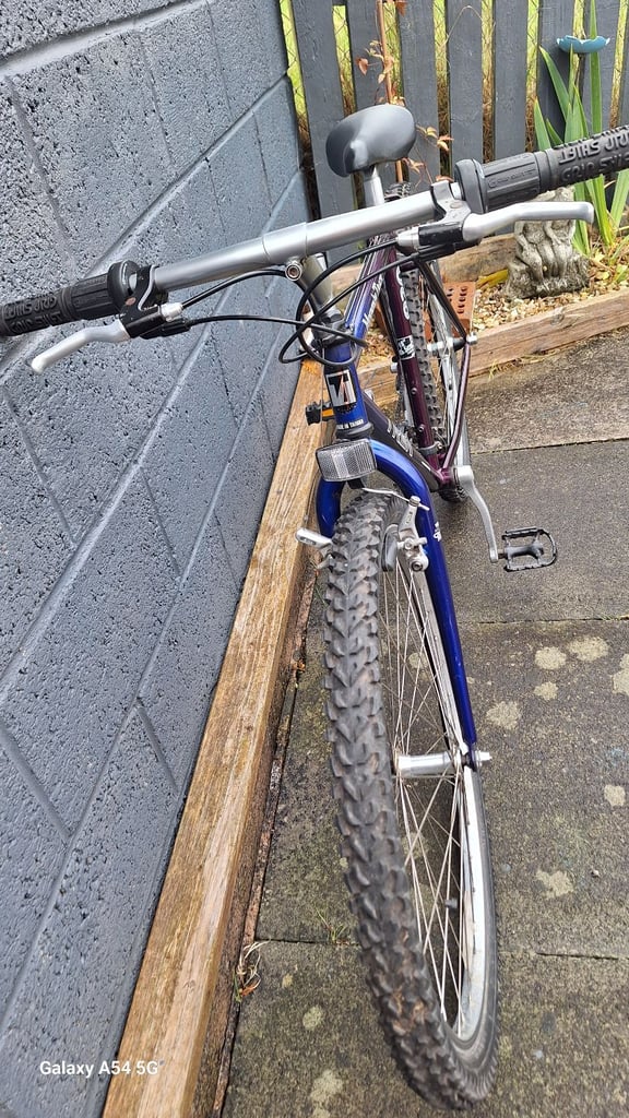 Trek 18 inch Track Masterr 830. Grip shift. 