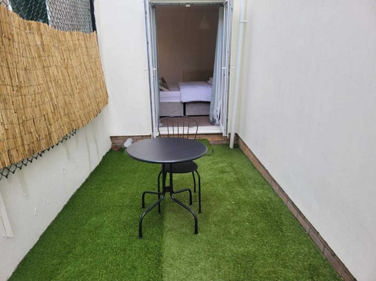 LOVELY BRIGHT 1 BED FLAT WITH SUNNY COURTYARD GARDEN Easton BS5