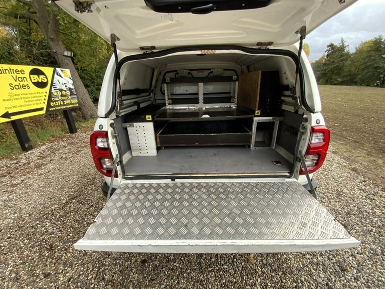 2021 Toyota Hilux 2.4 D-4D Invincible Pickup Double Cab 4dr Diesel Manual 4WD Euro 6 (s/s) (1 PIC...