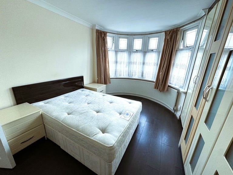 6/7 BED HOUSE ILFORD £3500 PCM