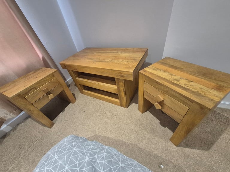 📌 Solid Wood Bedroom Furniture Set – £70 (Pick Up Only – Knightswood, Glasgow)