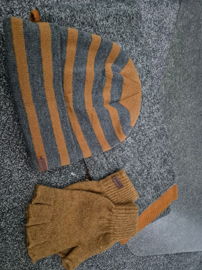 image for Fatface Mans scarf, hat and gloves