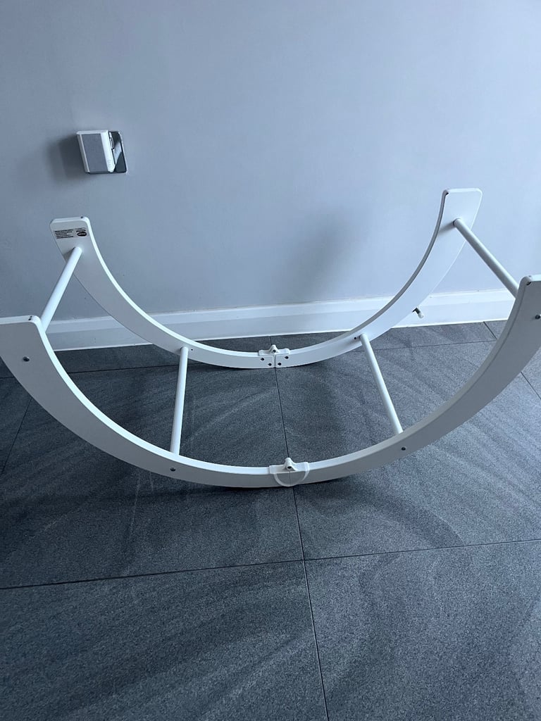 Shnuggle Dreami White Grey Moses basket & Curve Rocking Stand, Mattress & 2 Sheets