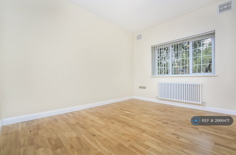2 bedroom flat in Jowett Street, London, SE15 (2 bed) (#2666471)