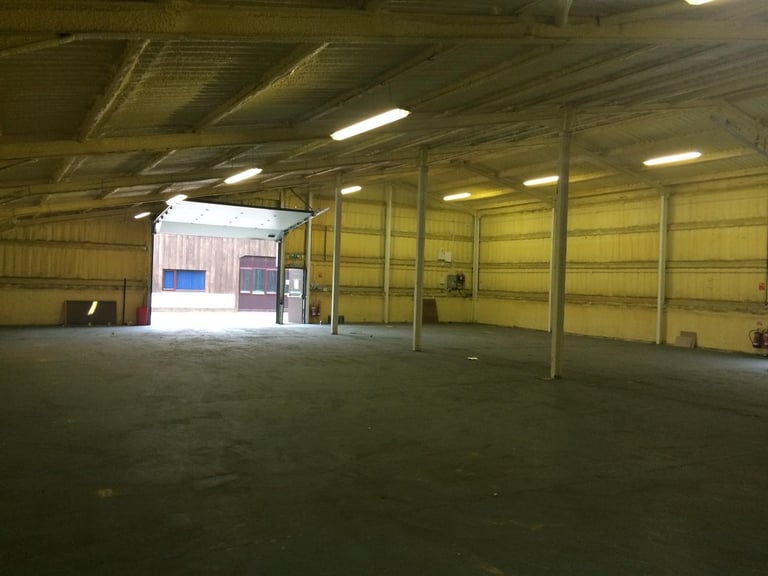 CLASSIC CAR STORAGE - INDOOR JUST £150 PM - HAMPSHIRE - TRANSPORT AVAILABLE