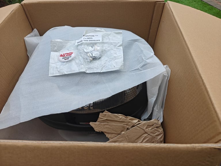 Givi E340NT2 Vision Monolock Top Case - 34 Litre with mounting plate