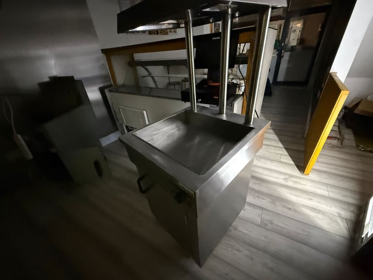 Fully loaded takeaway to let in kingswood 