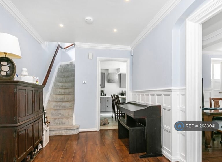 3 bedroom flat in Devey Close, London, KT2 (3 bed) (#2639041)