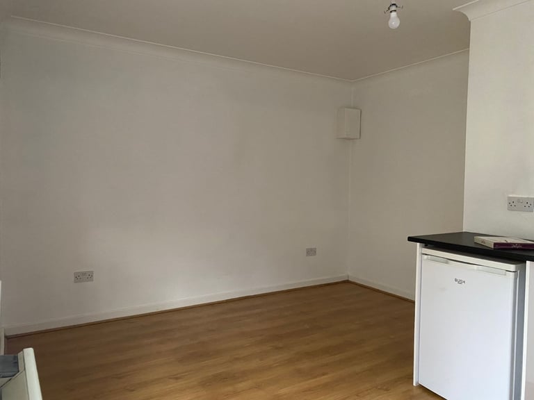 Excellent condition large ground floor Studio Flat in Winchmore Hill, N21.