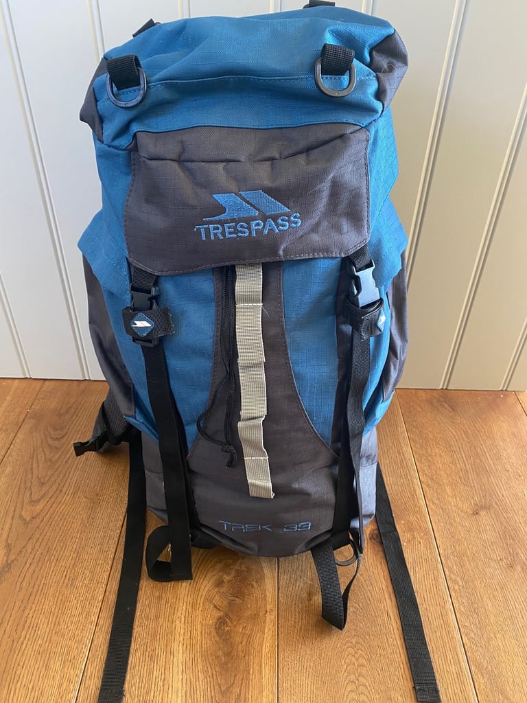 Trespass Trek 33L Rucksack Hiking Backpack Blue & Black With Waterproof Cover