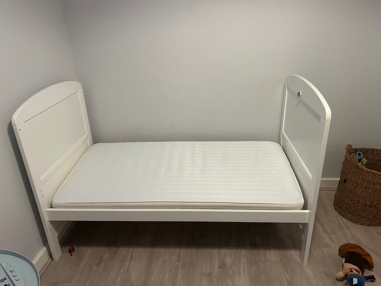 Toddler bed 