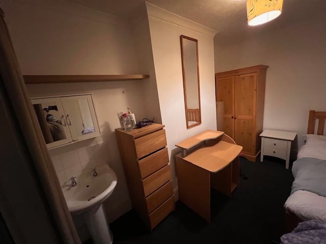 Double room near the train station, all bills included