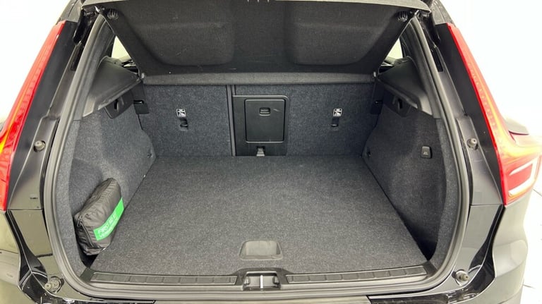 2022 Volvo XC40 Core, B3 mild hybrid, Petrol (Apple CarPlay, Power Tailgate, Google Nav) Estate P...