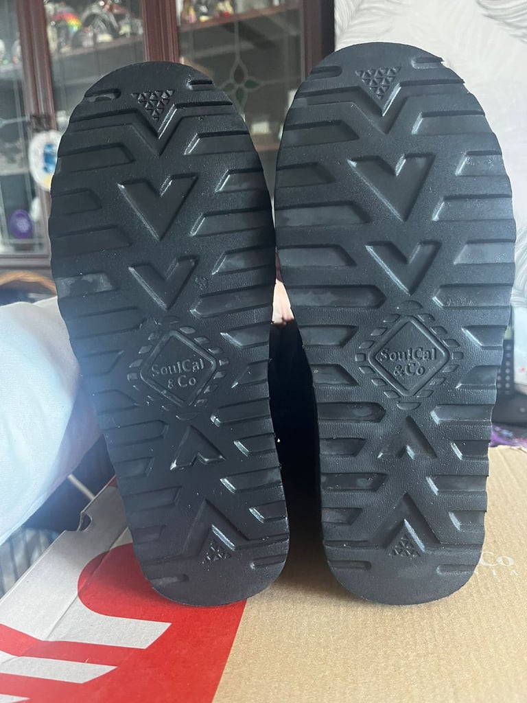 Size 4 black boots 