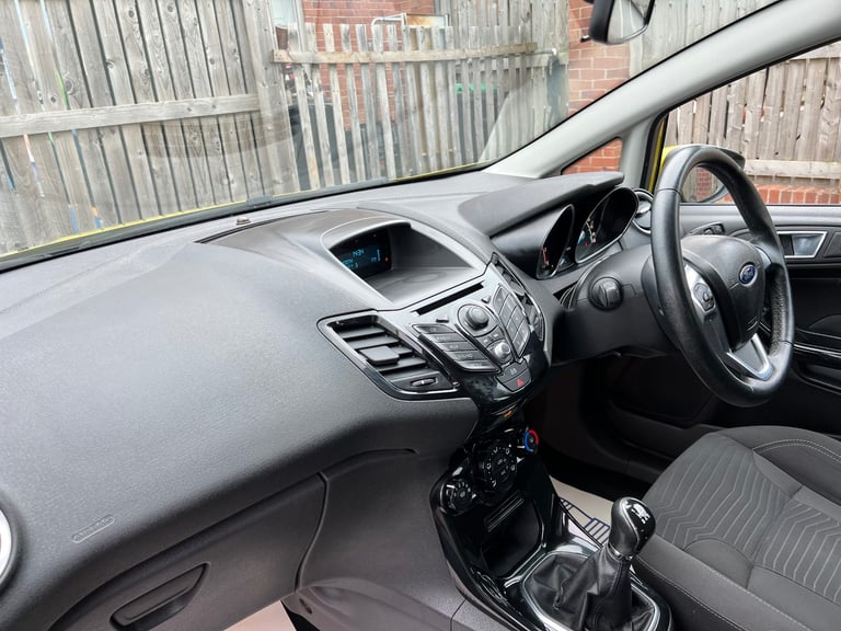 FORD FIESTA 1.25 ZETEC 5DR 11 MOT £35 TAX 2 F/KEEPERS!