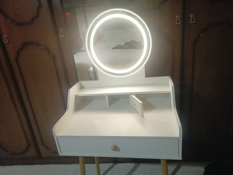 Zeaper dressing table with LED lights