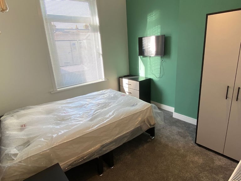 TOP QUALITY DOUBLE EN SUITE ROOM TO LET 