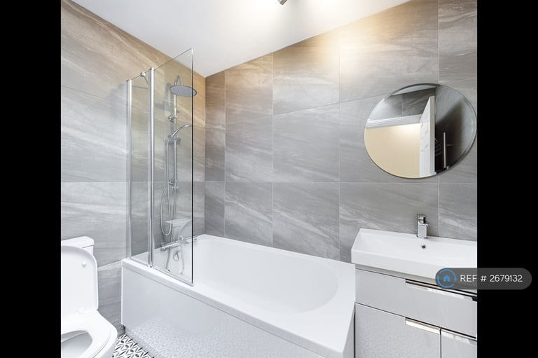 2 bedroom flat in Bethnal Green Road, London, E2 (2 bed) (#2679132)