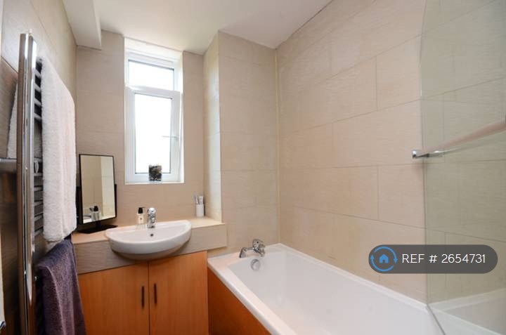 2 bedroom flat in Dan Bryant House, London, SW12 (2 bed) (#2654731)