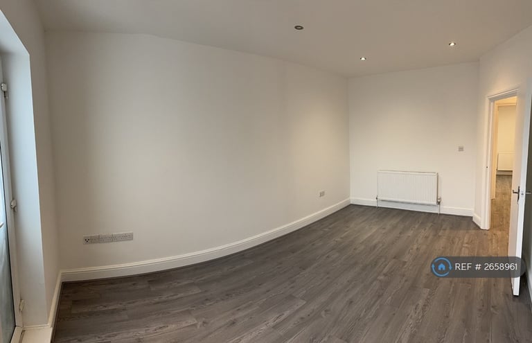 1 bedroom flat in Park Road, London, N14 (1 bed) (#2658961)