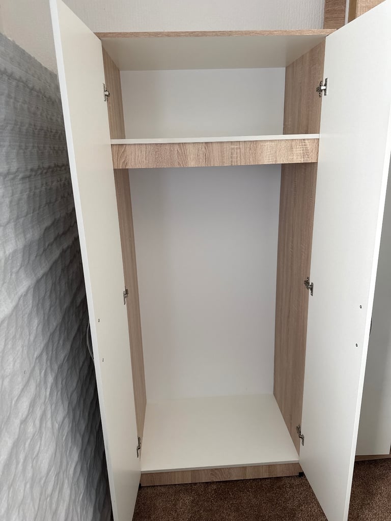 Draws wardrobe and bedside draws 