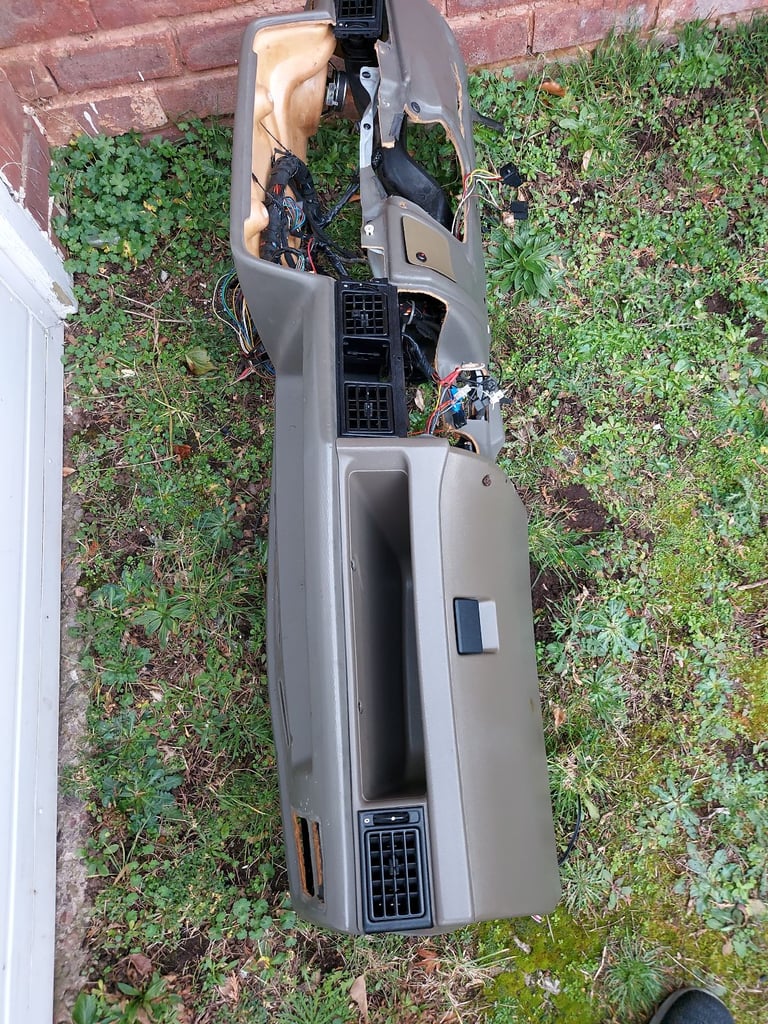 MK2 VAUXHALL ASTRA DASHBOARD & CENTRE CONSOLE- MK2 ASTRA 3DR SXI INTERIOR