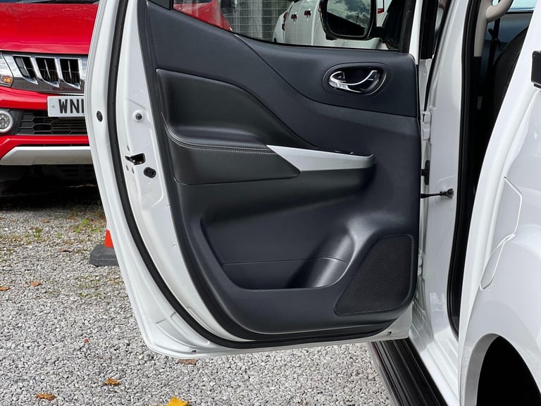 2018 Nissan Navara 2.3 dCi Tekna 4WD Euro 6 (s/s) 4dr PICK UP Diesel Manual