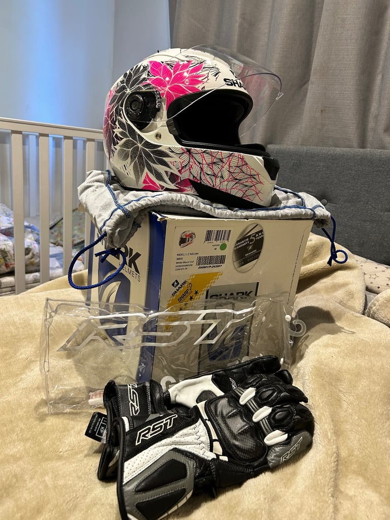 Motorcycle helmet size M and L RST gloves *new*