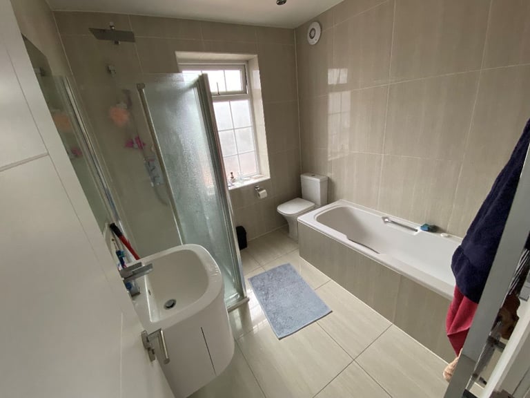 3 bedroom flat in GREAT NORTH WAY, HENDON, NW4 1PP