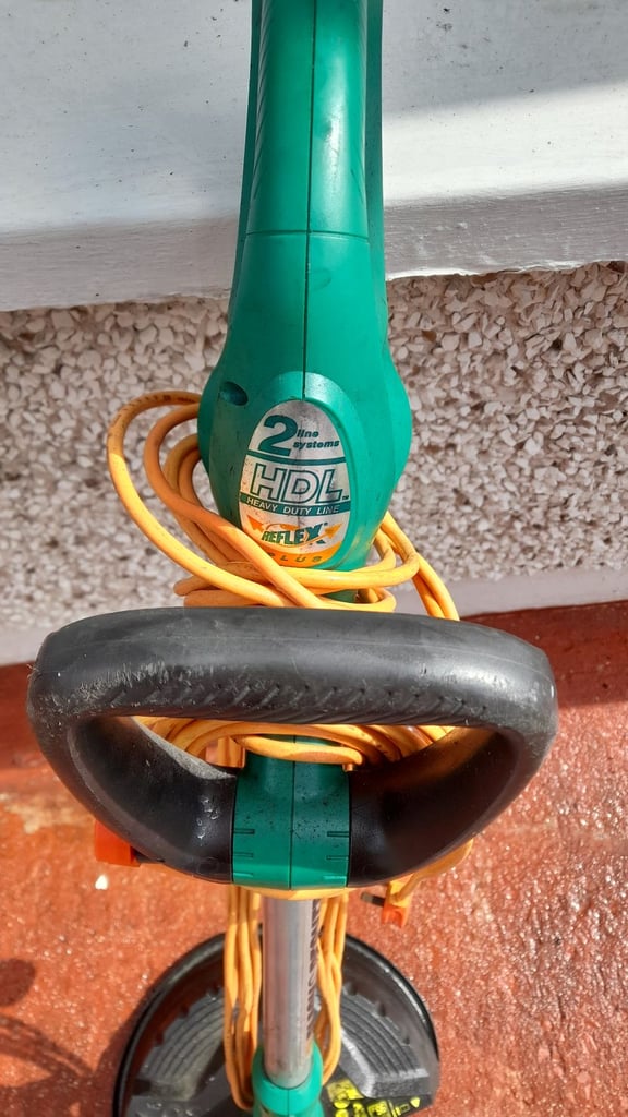 Black and Decker GL686 electric grass trimmer 550 watt. Cutting width 30cm