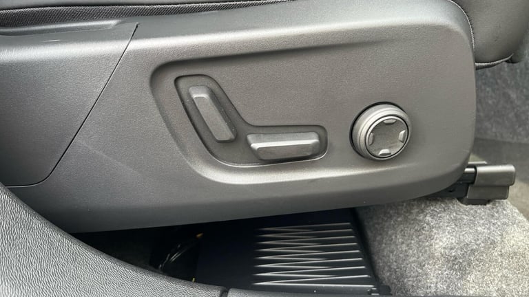 2025 Volvo XC40 2.0 B4 MHEV Plus Black Edition DCT Auto Euro 6 (s/s) 5dr ESTATE Petrol/Electric H...