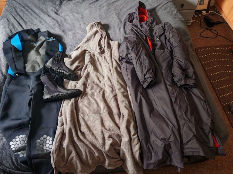 Swimming outfits package: wetsuit, boot, changing robe, surf poncho
