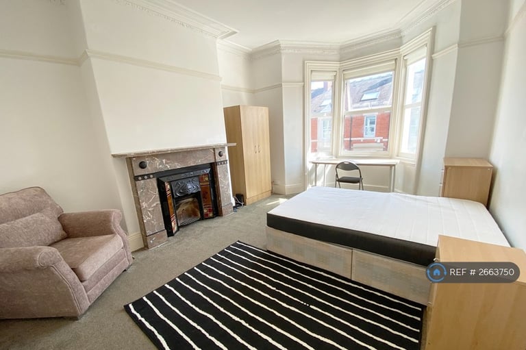 3 bedroom flat in Myrtle Grove, Newcastle Upon Tyne, NE2 (3 bed) (#2663750)