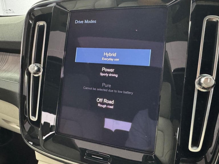VOLVO XC40 1.5h T5 Recharge 10.7kWh Ultimate Dark Auto Euro 6 (s/s) 5dr 2023