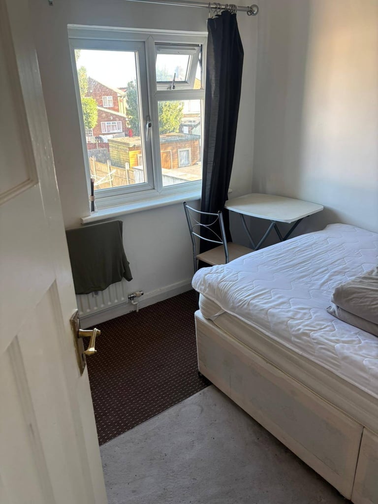 Spacious and Cosy Double Room for Rent in - UB7 9HN
