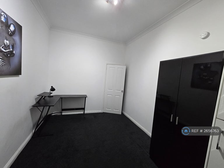 2 bedroom flat in Menzies Road, Aberdeen, AB11 (2 bed) (#2656763)