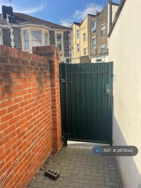 1 bedroom flat in Lower Ashley Road, St. Agnes, Bristol, BS2 (1 bed) (#2679143)