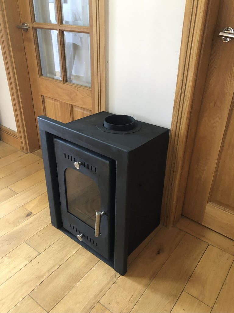STOVE 5kw inset Fabulous condition fits straight into your fire place delivery possible