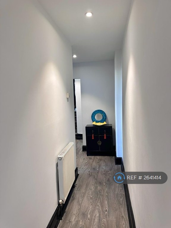 2 bedroom flat in Charlwood Mansion, London, SW12 (2 bed) (#2641414)