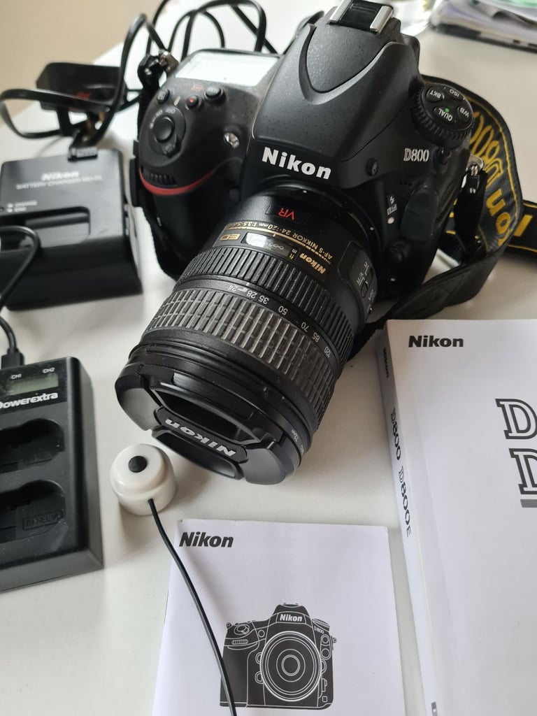Nikon D800 Digital SLR Camera 36.3MP with 18-140mm Lens & Accessories