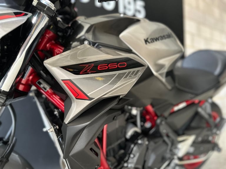 STUNNING LOW MILEAGE 2023/23 KAWASAKI Z650 MOTORCYCLE 
