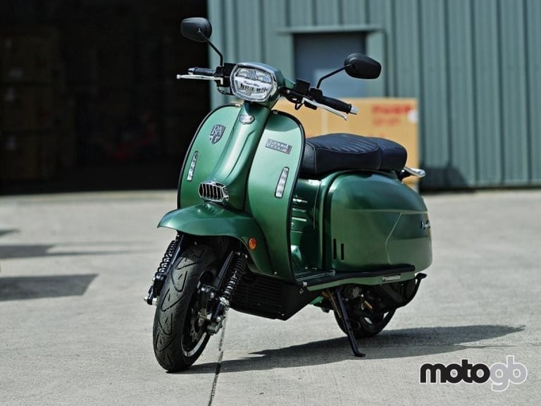 Royal Alloy GP 125cc S Modern Classic Retro Automatic Moped Scooter Liquid Co...