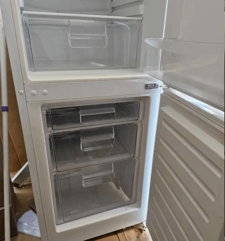 White frost free fridge freezer+good working order+DELIVERY 