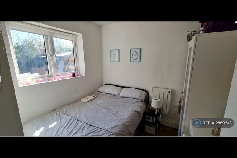 3 bedroom flat in St. Mary Road, London, E17 (3 bed) (#2669343)