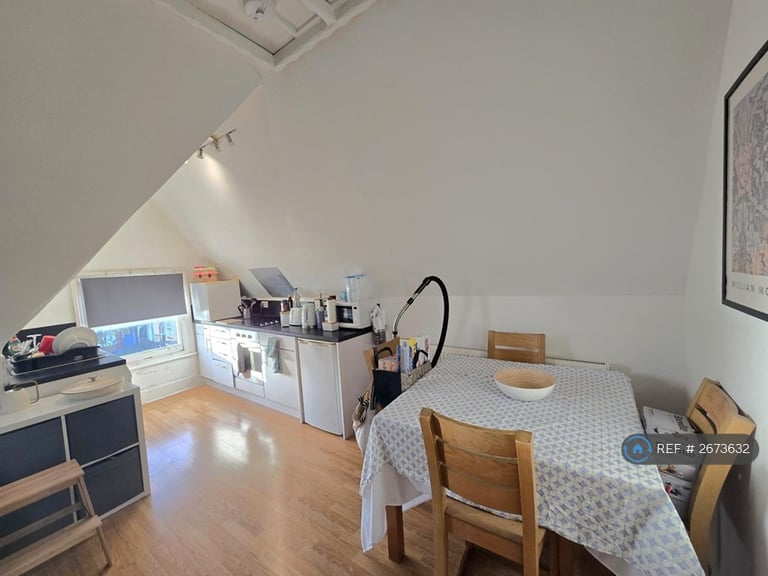 1 bedroom flat in Baldry Gardens, London, SW16 (1 bed) (#2673632)